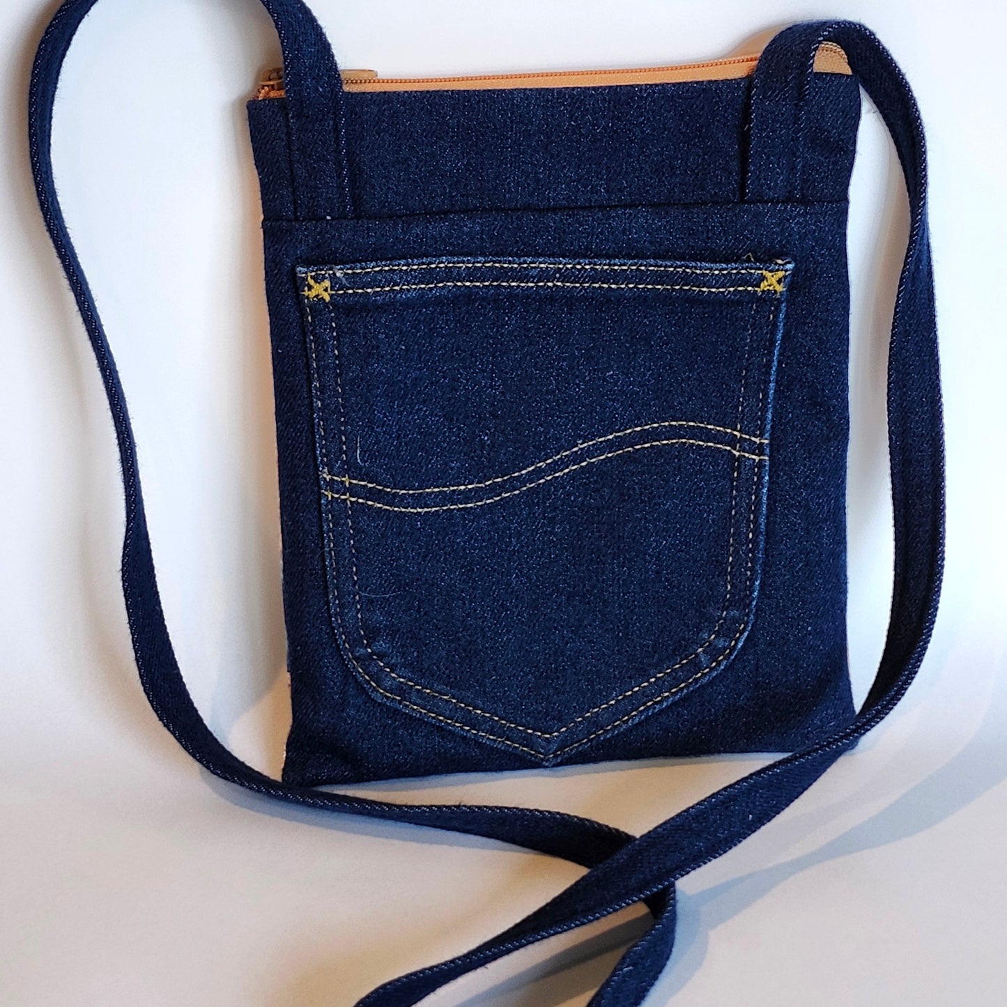 DIno Egypt: tall cell zip style purse