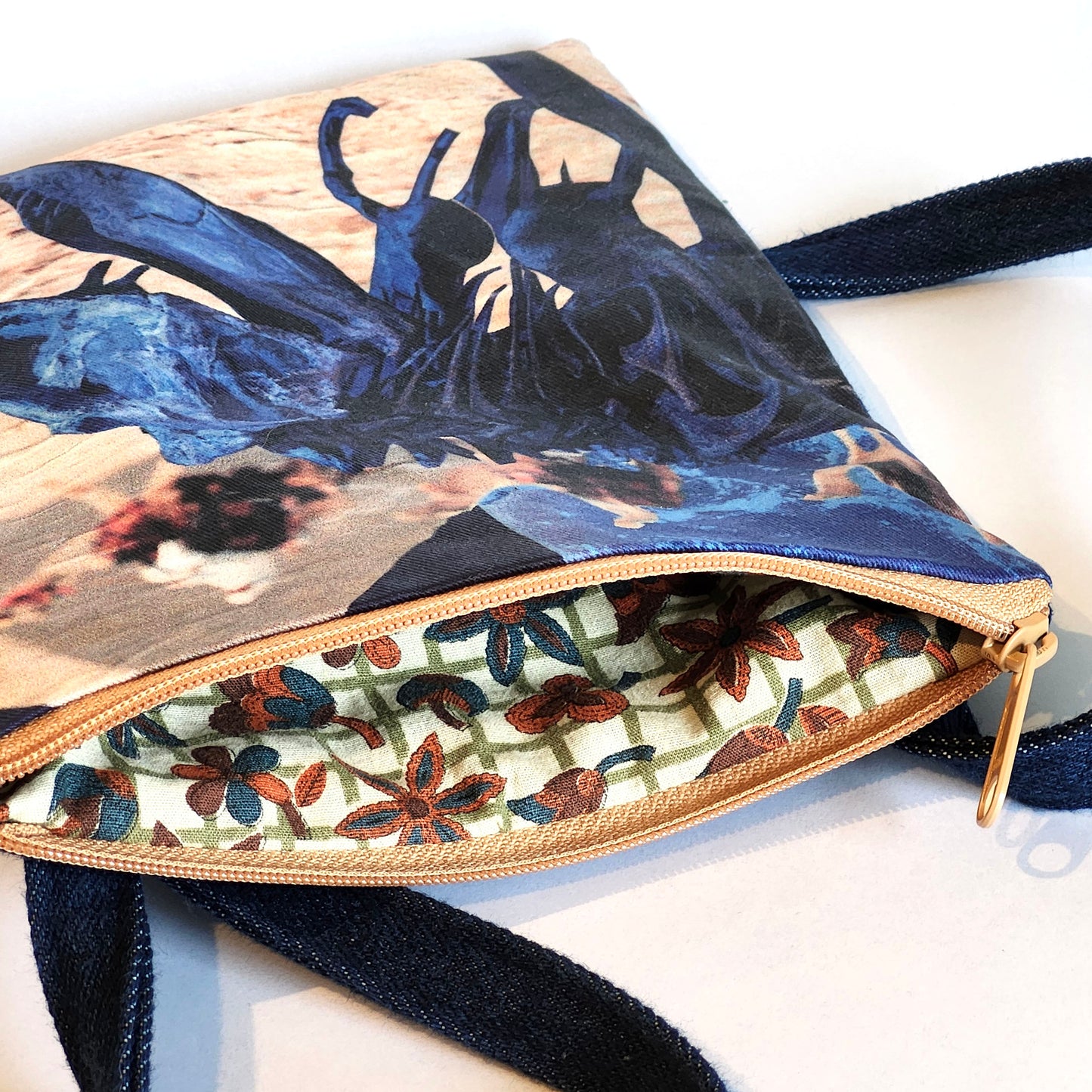 DIno Egypt: tall cell zip style purse